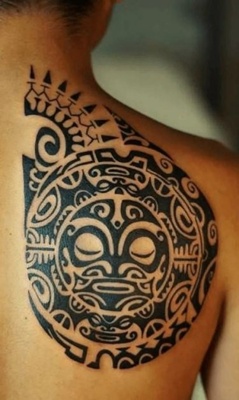  Tatouage maori, polynésien derrière l'épaule avec le tiki
